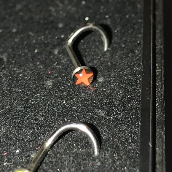 Black with Red Star 18 Gauge C-shaped Nose Ring - Picture 4 of 5